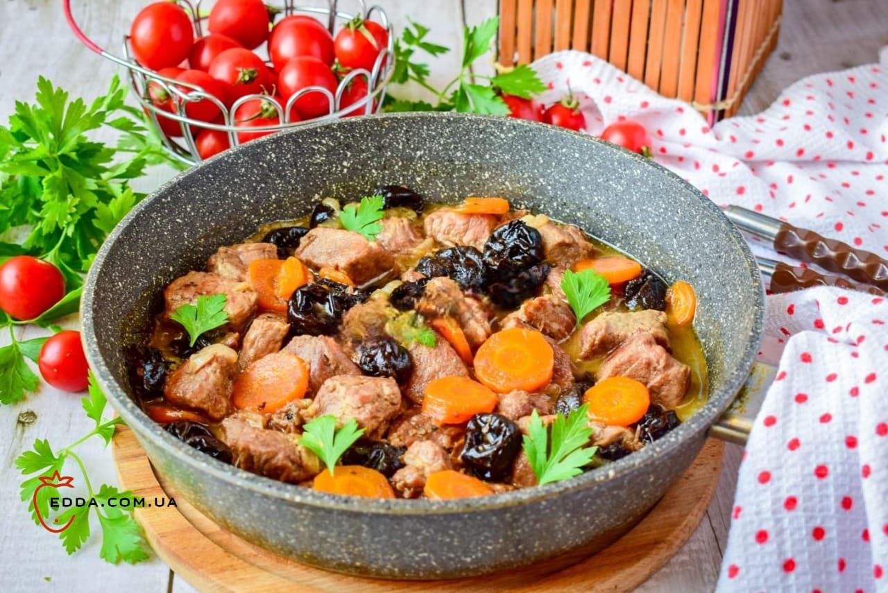 Свинина з чорносливом тушкована