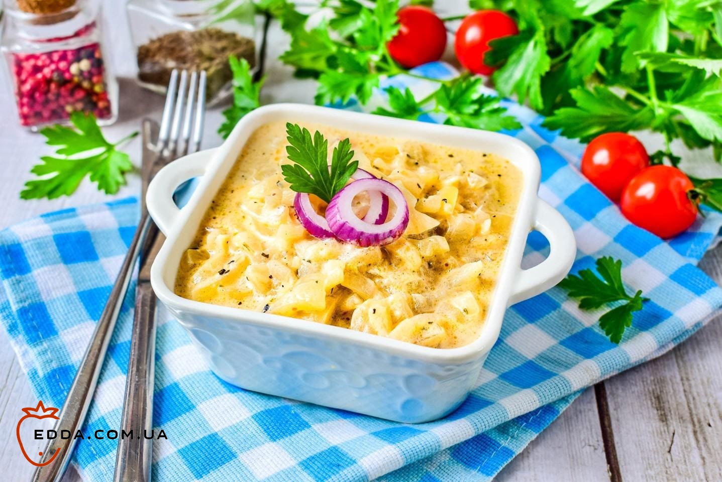 Цибуля тушкована в сметані
