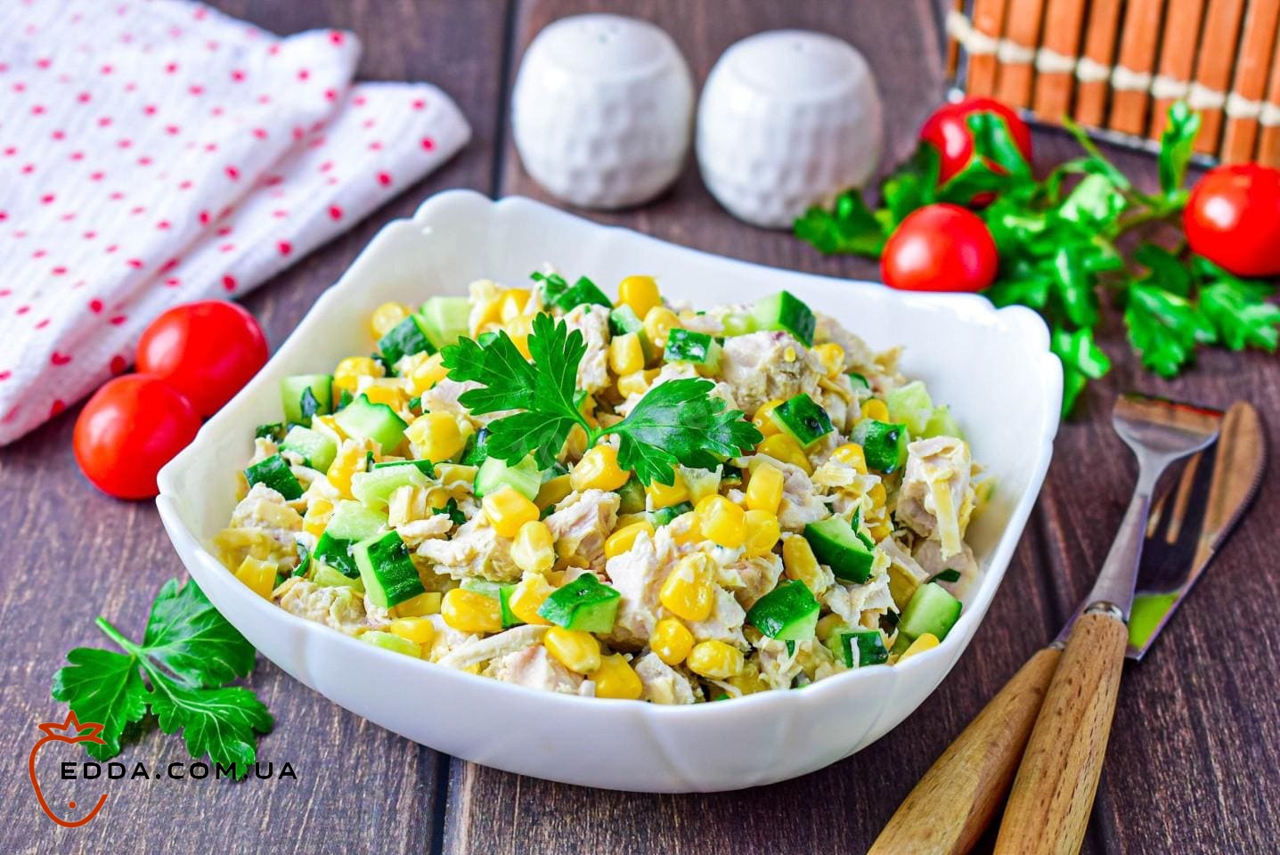 Салат із курячою грудкою, кукурудзою, сиром та огірком
