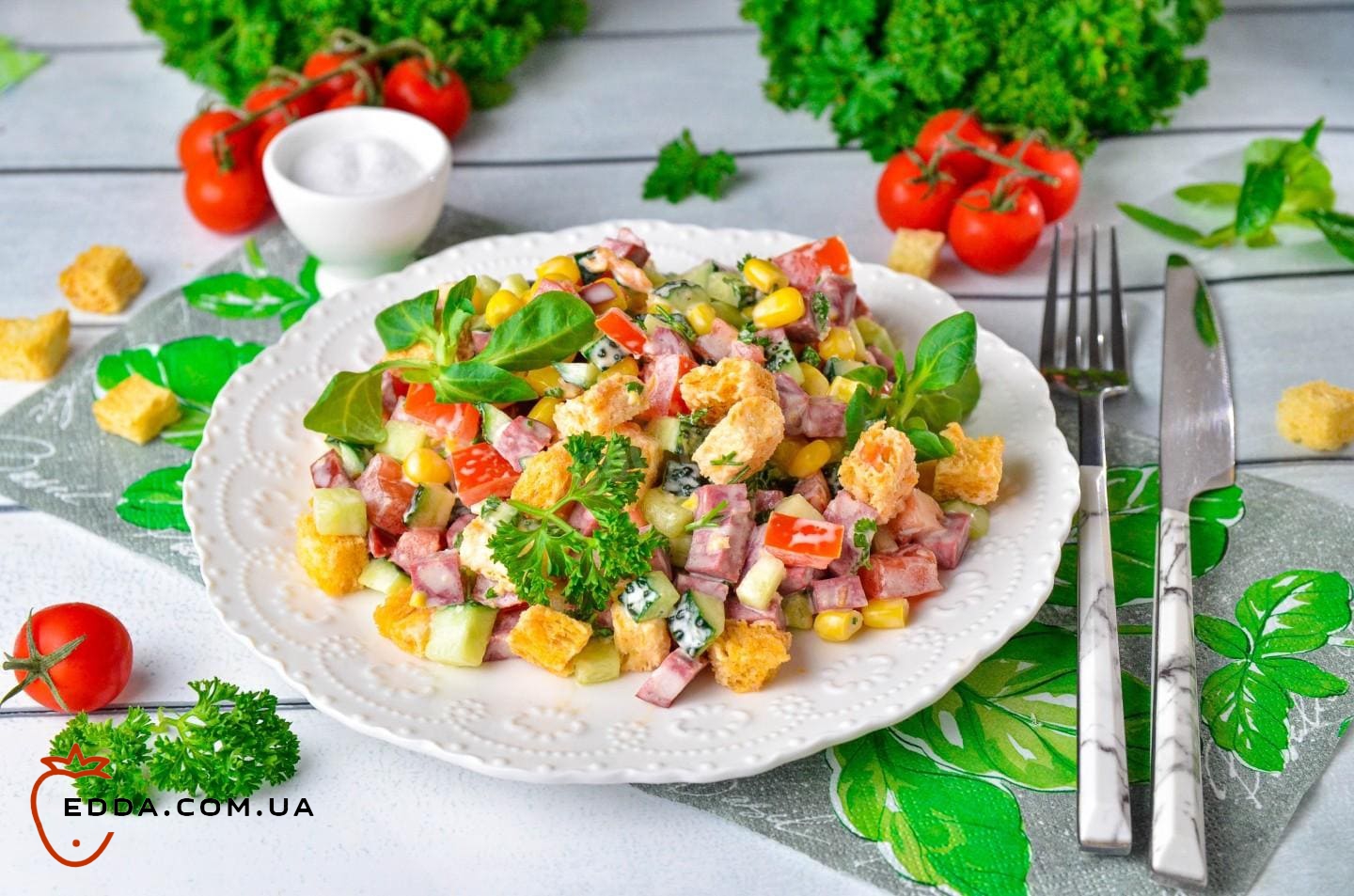 Салат із кукурудзою, ковбасою та огірком