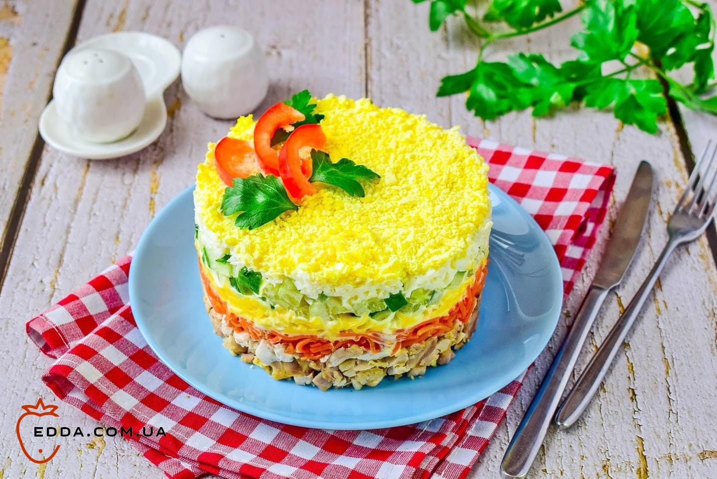 Салат з корейською морквою та копченою куркою