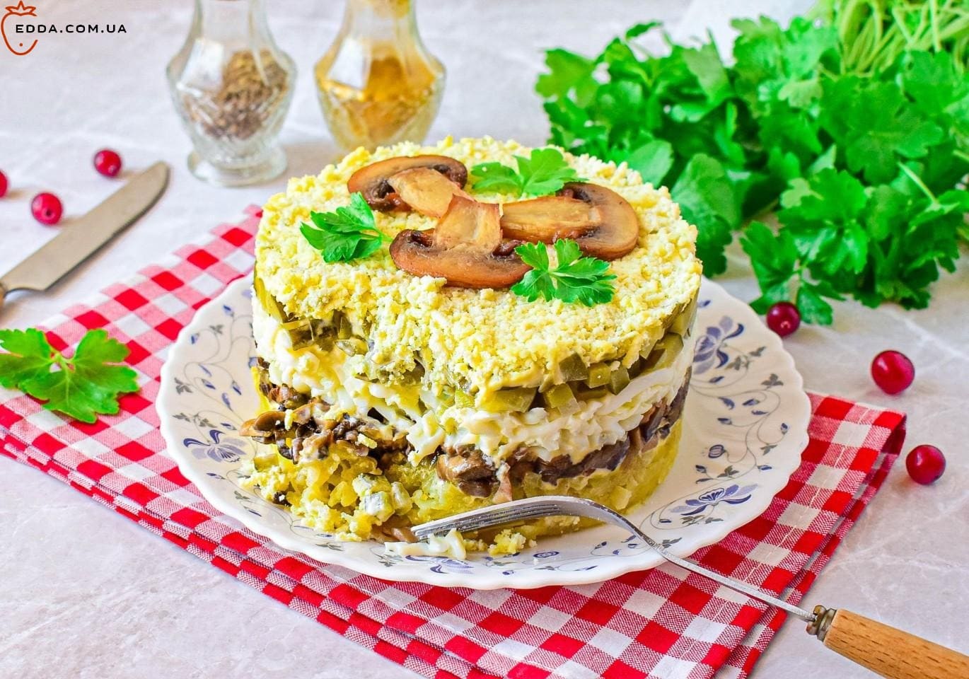 Салат з грибами цибулею та яйцями