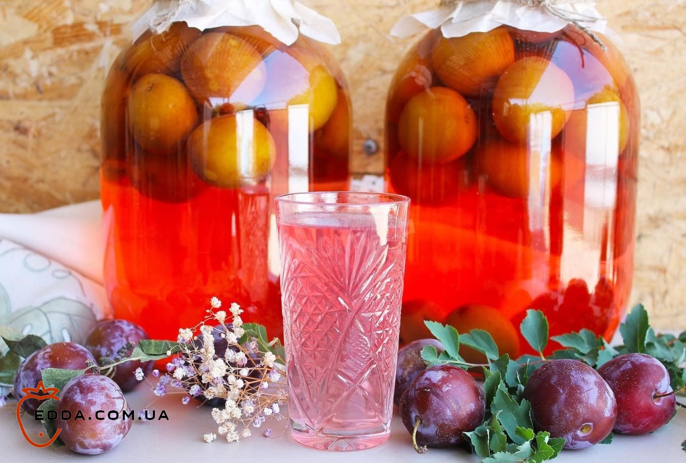 Компот зі слив на зиму з кісточками