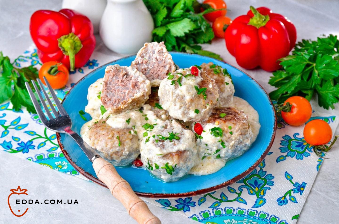 Тефтелі у вершковому соусі на сковороді