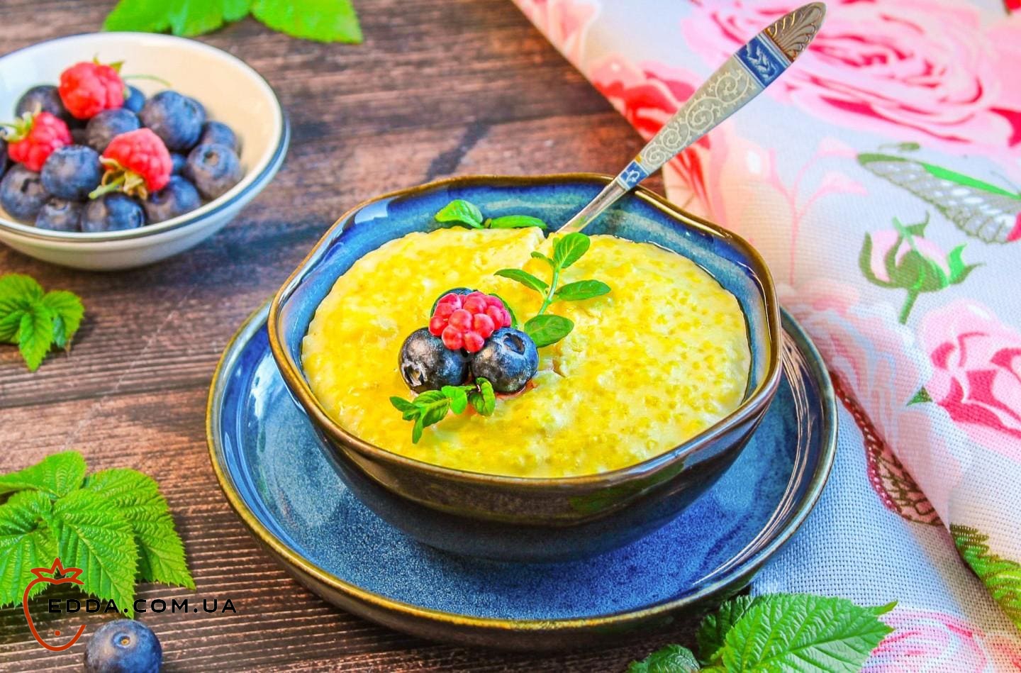 Каша пшоняна в каструлі на молоці