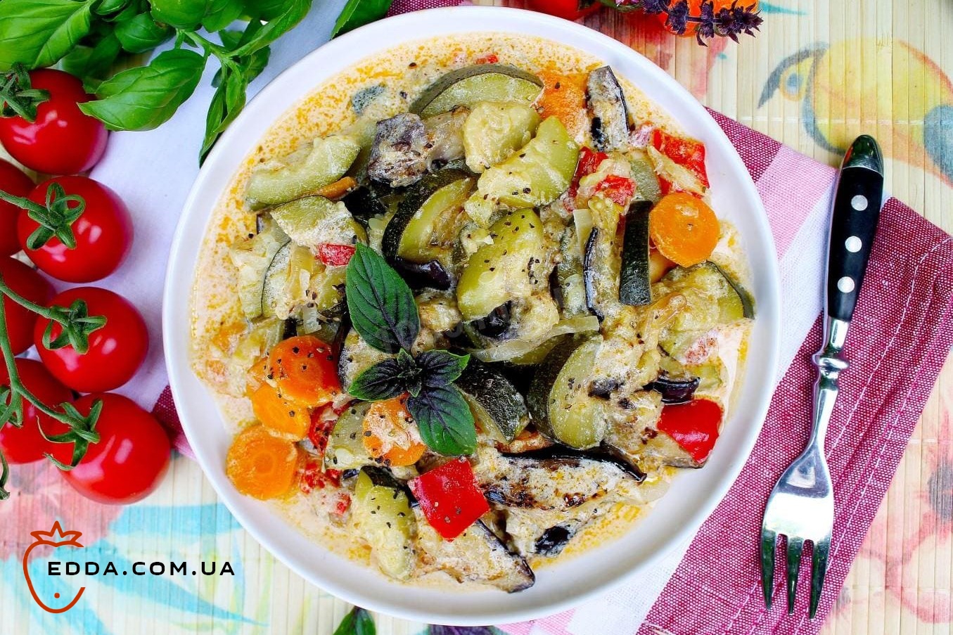 Овочі тушковані в сметані, в казані