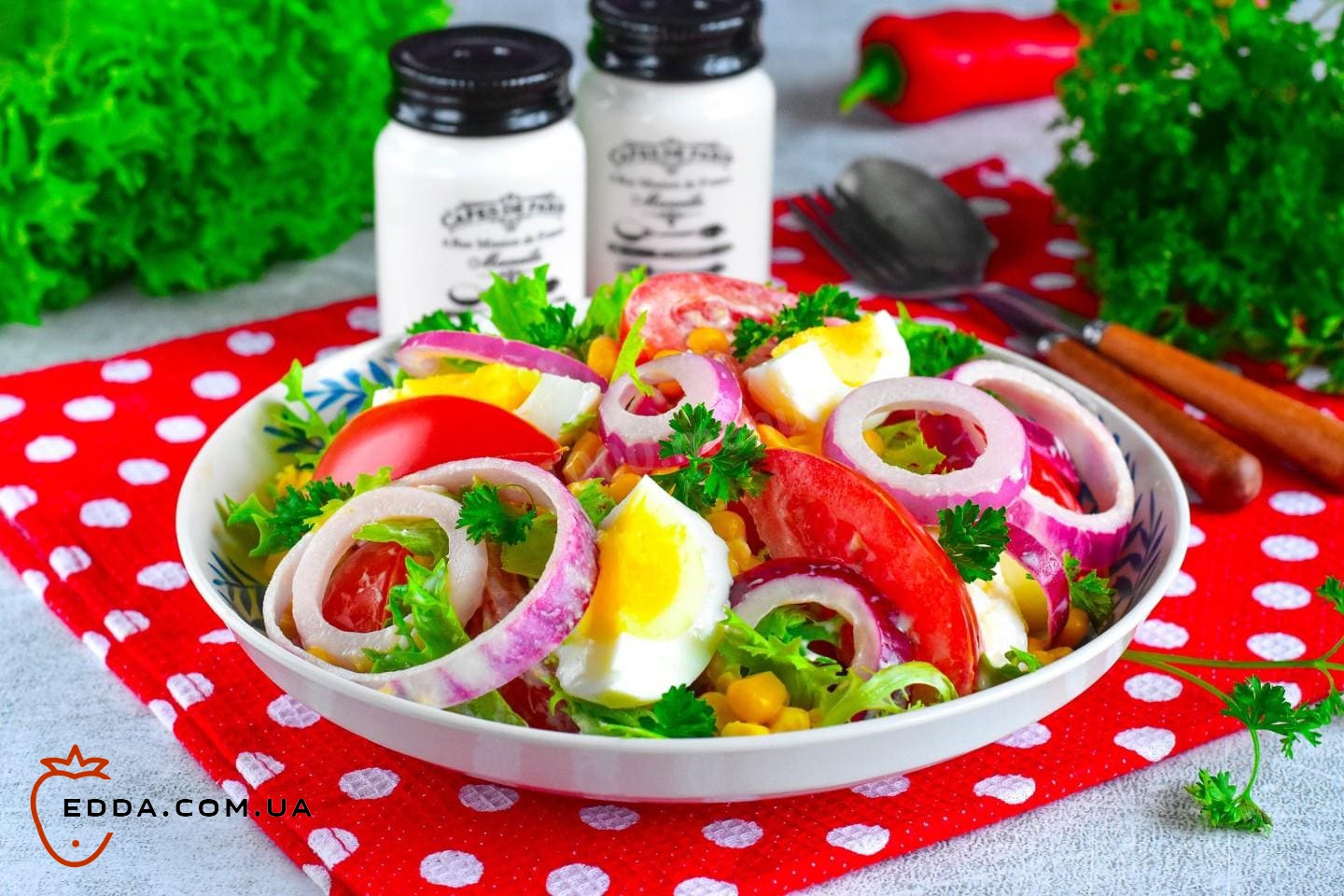 Салат з кукурудзою та помідорами