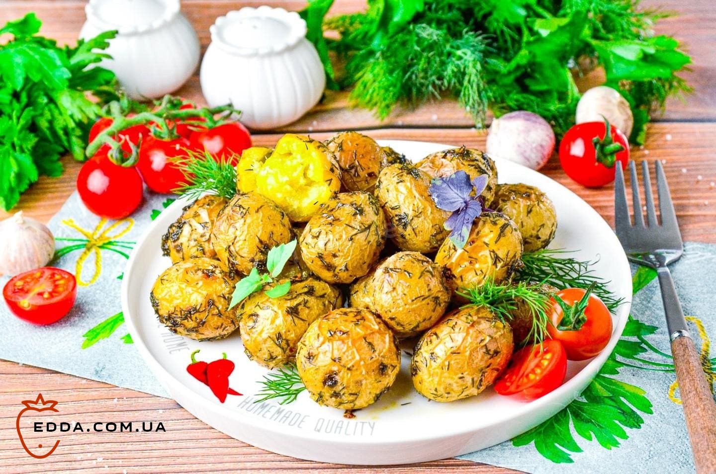 Молода картопля з часником у духовці