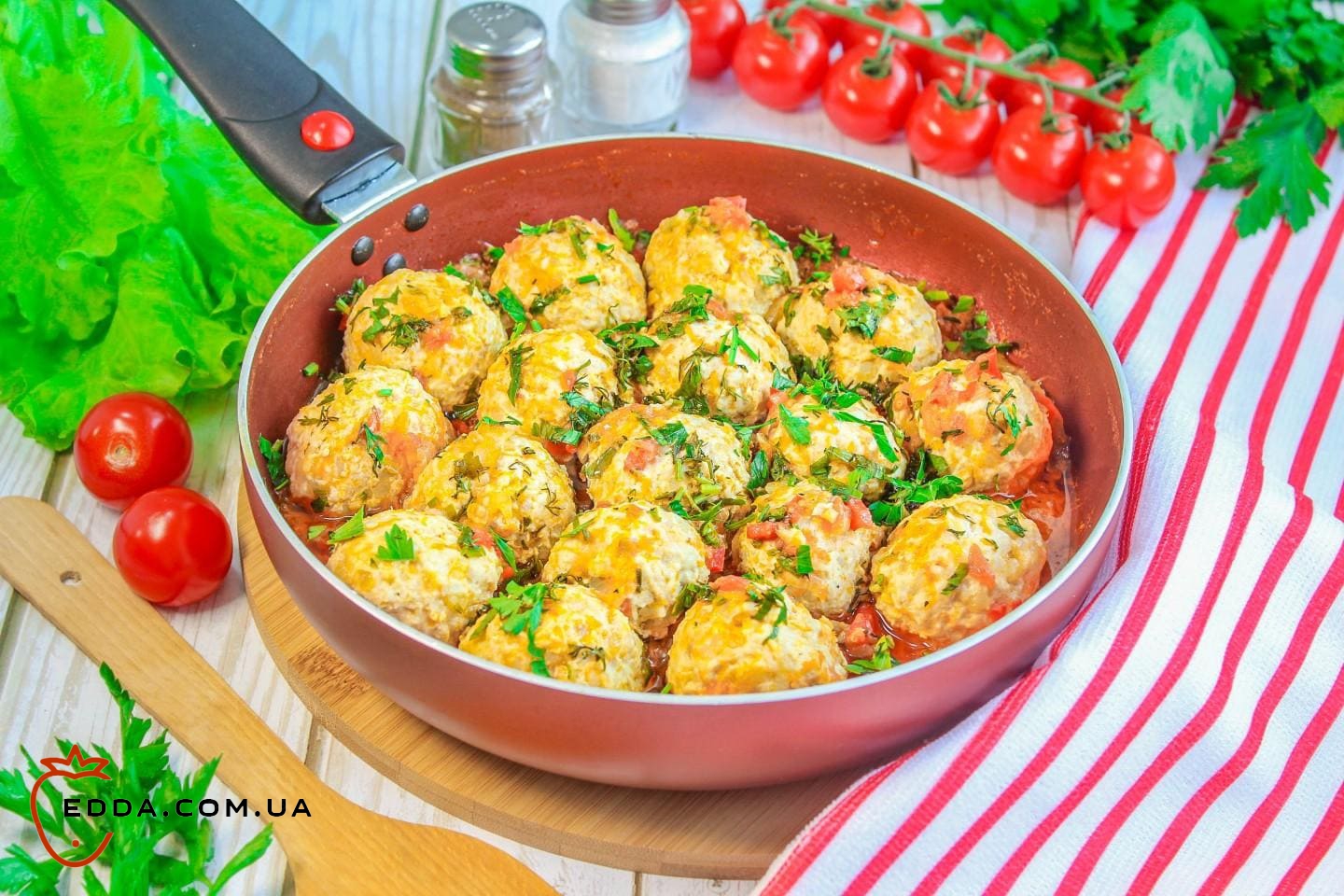 Тефтелі з рисом у томатному соусі на сковороді