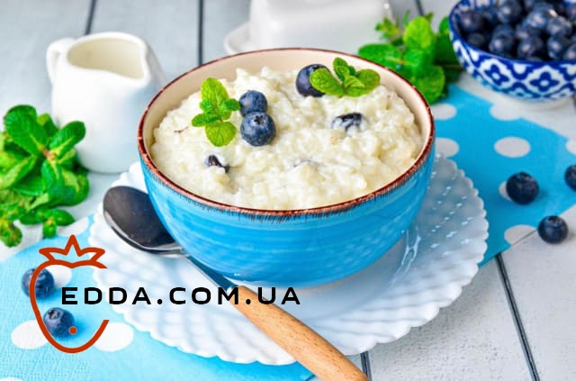 Рисова каша з родзинками та молоком
