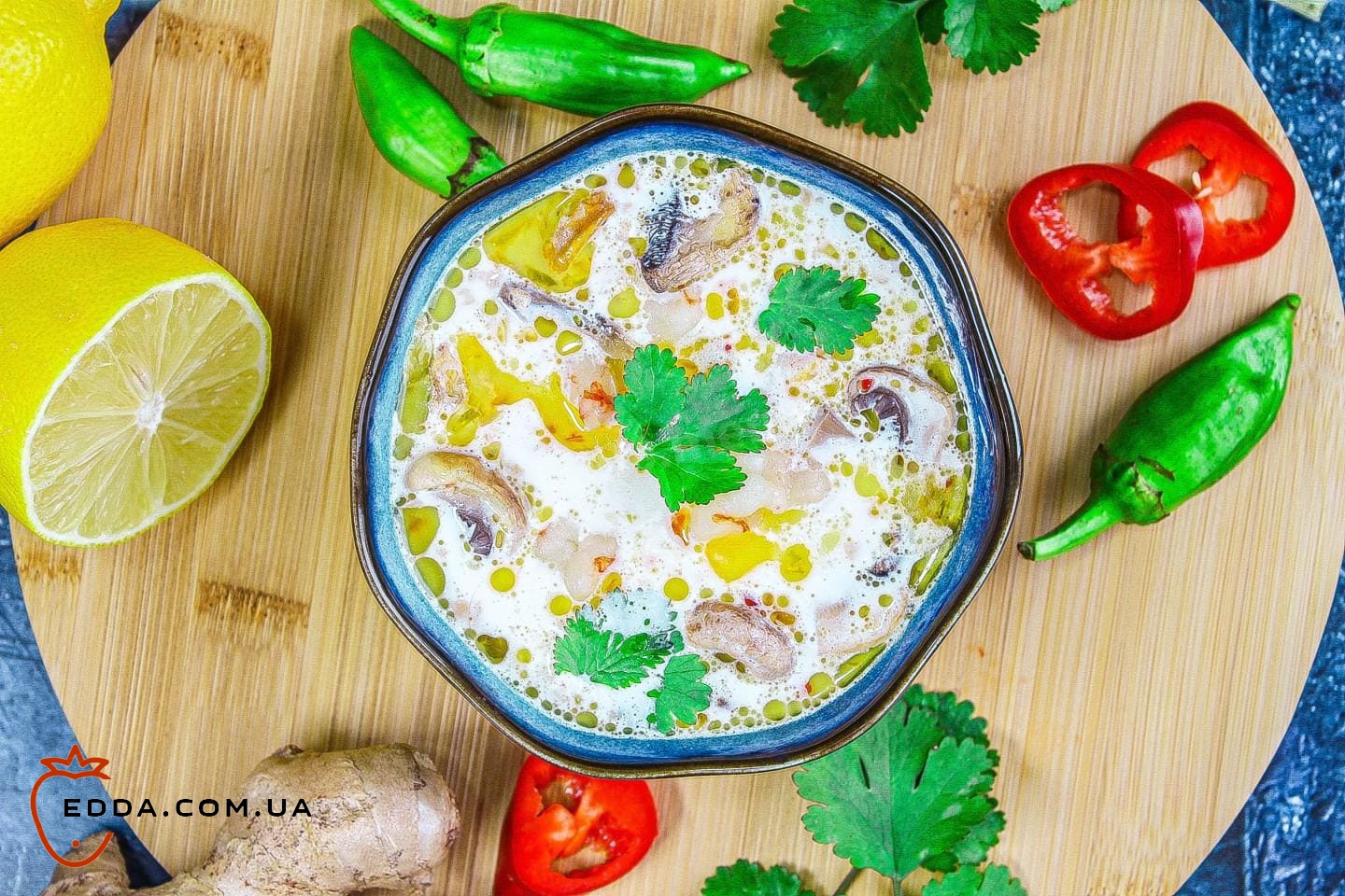 Суп Том Ям із куркою тайської кухні