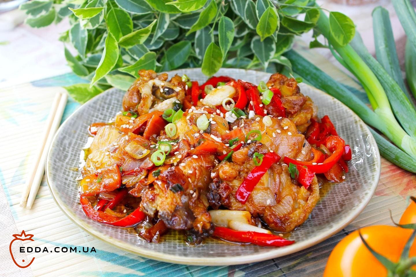 Курячі стегенця в казані на вогнищі