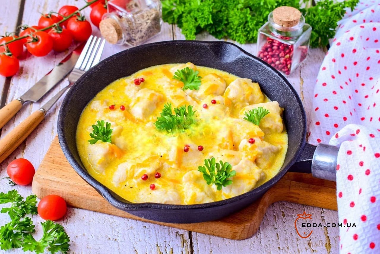 Куряча підлива на сметані з грудки