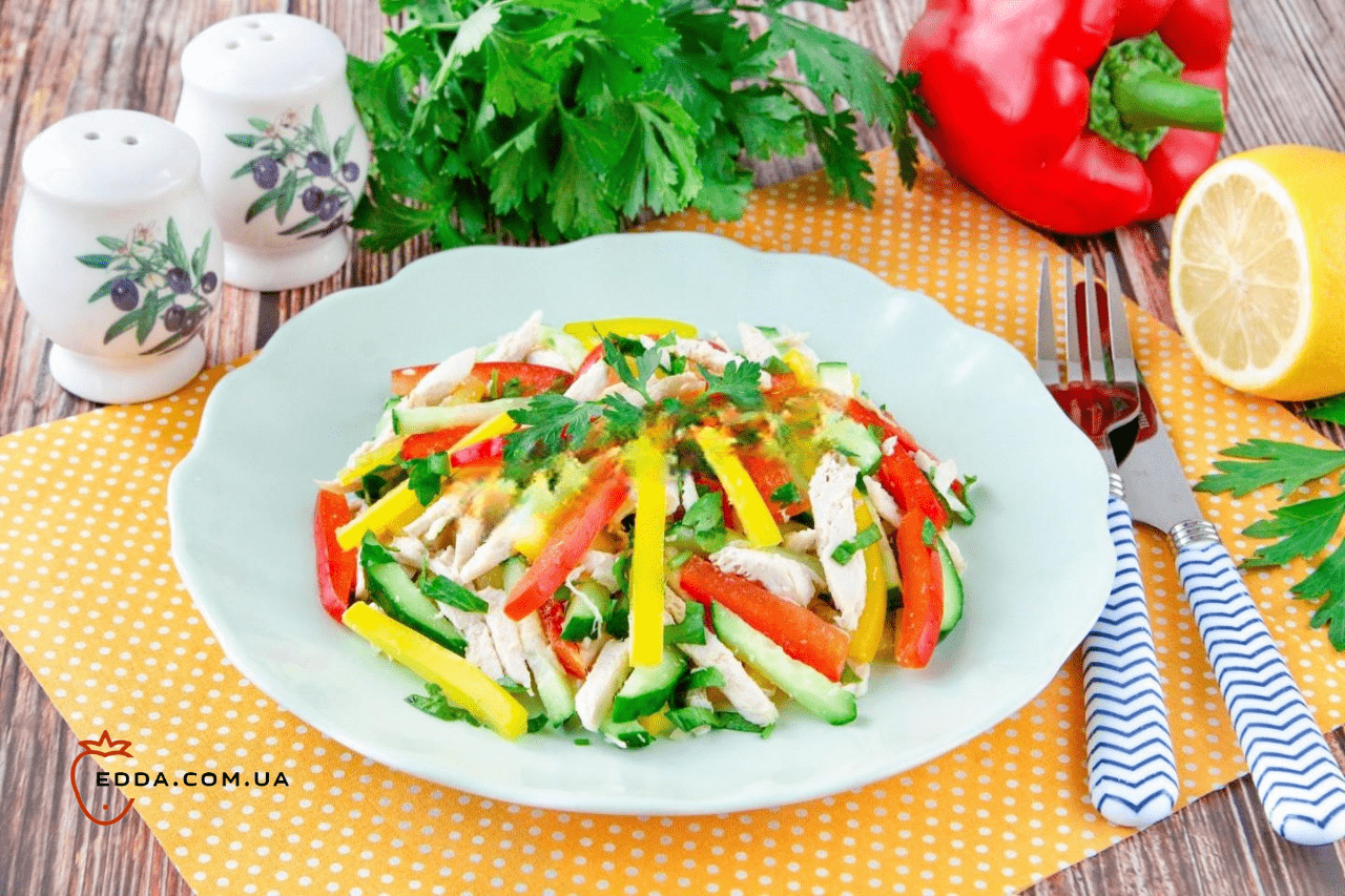 Салат з куркою та овочами без майонезу