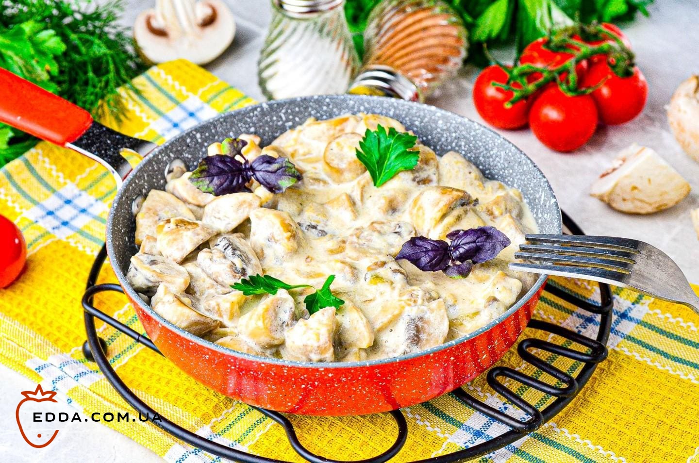 Гриби на сковороді зі сметаною та сиром