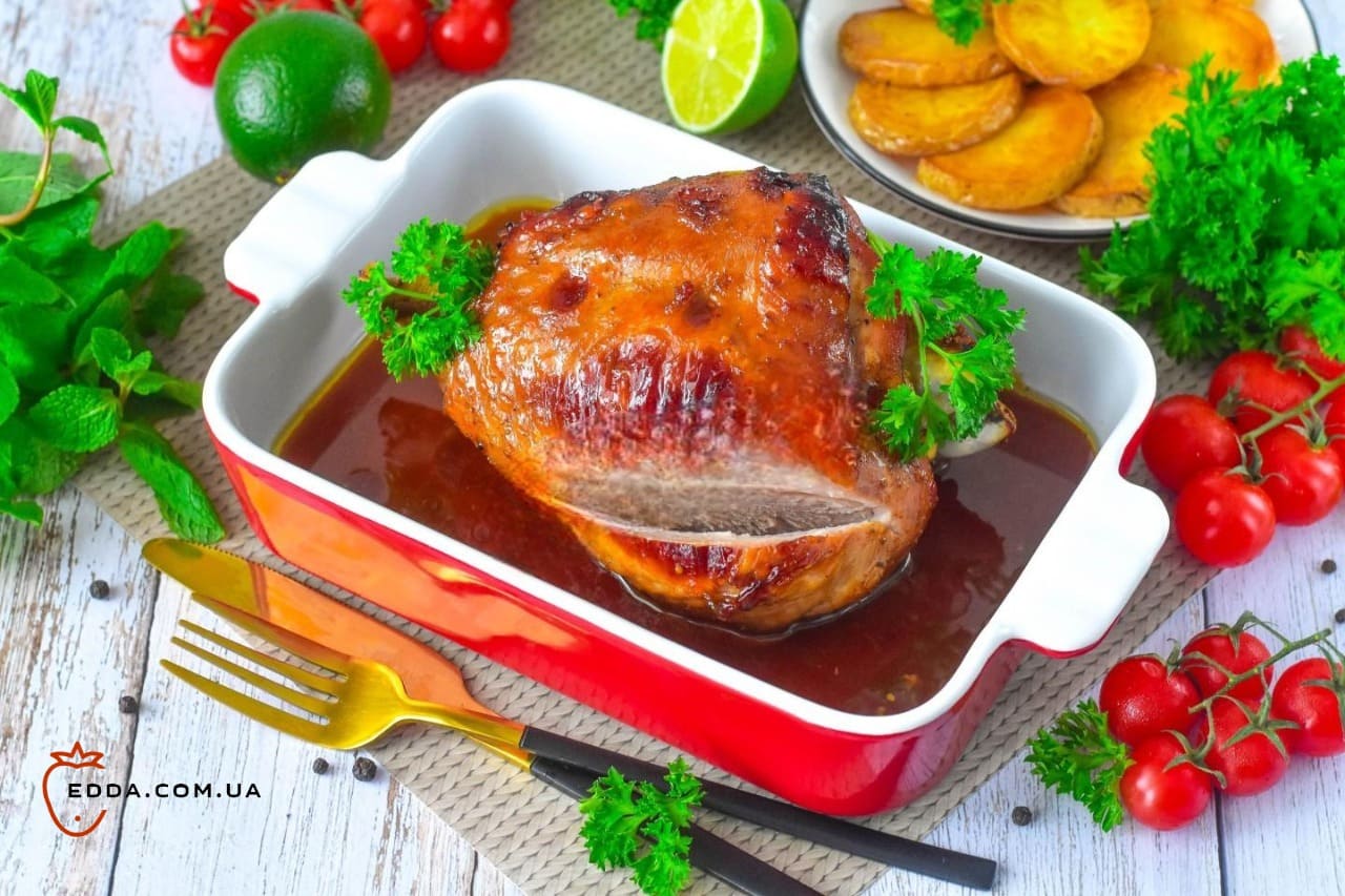 Стегно індички у фользі в духовці