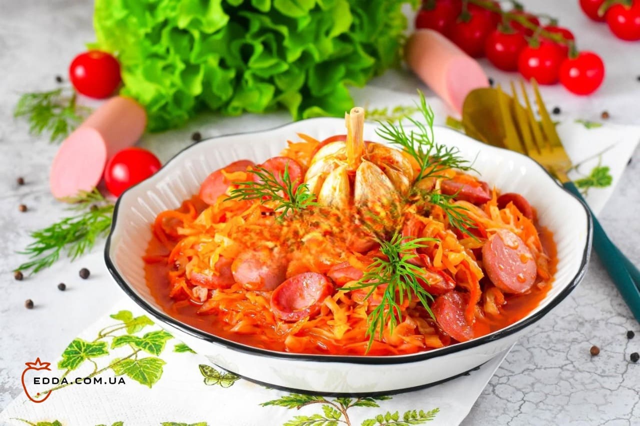 Тушкована квашена капуста з сосисками