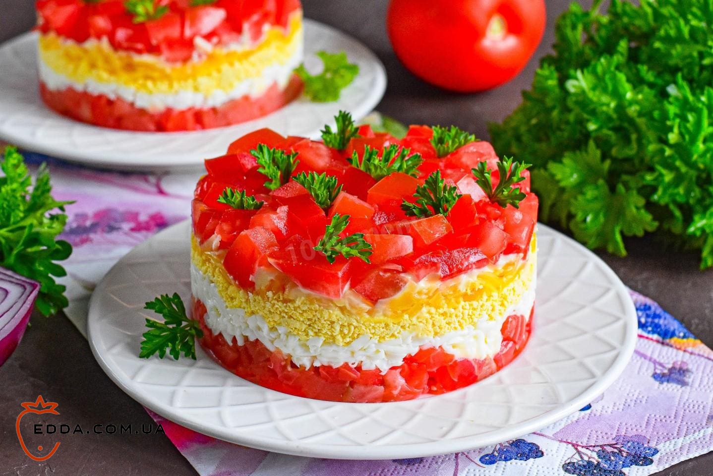 Салат із червоною рибою помідорами і сиром