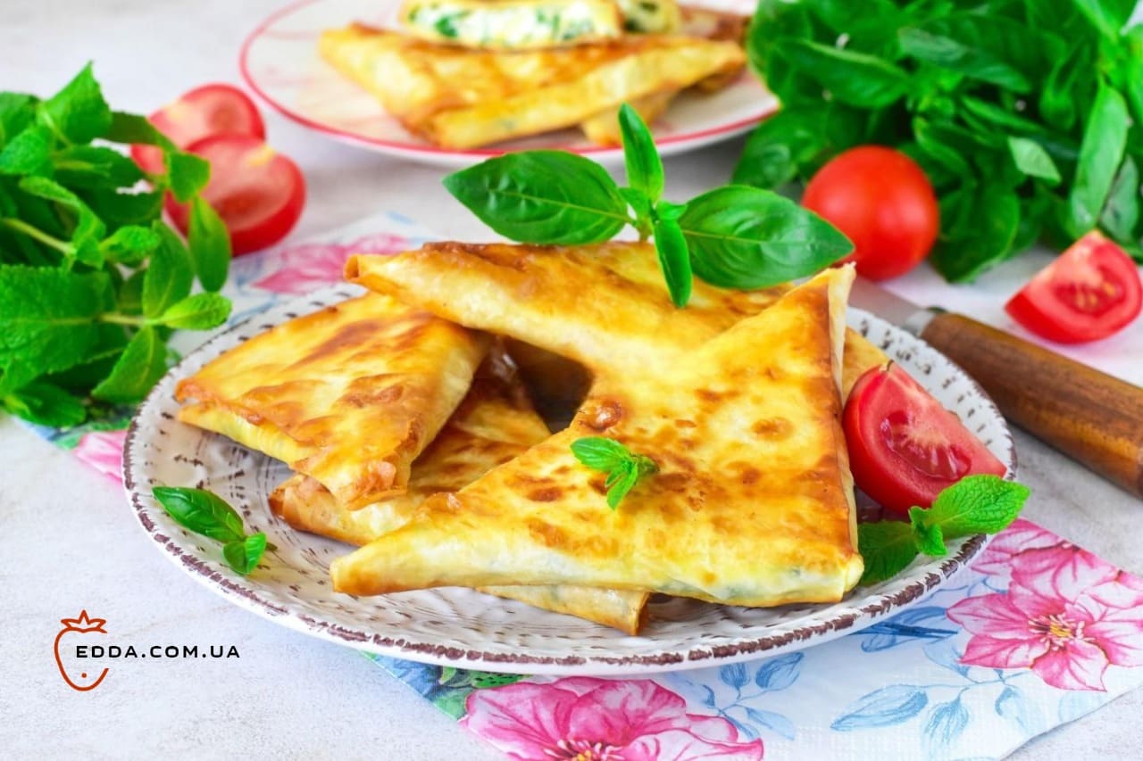 Хачапурі з лаваша з творогом на сковороді