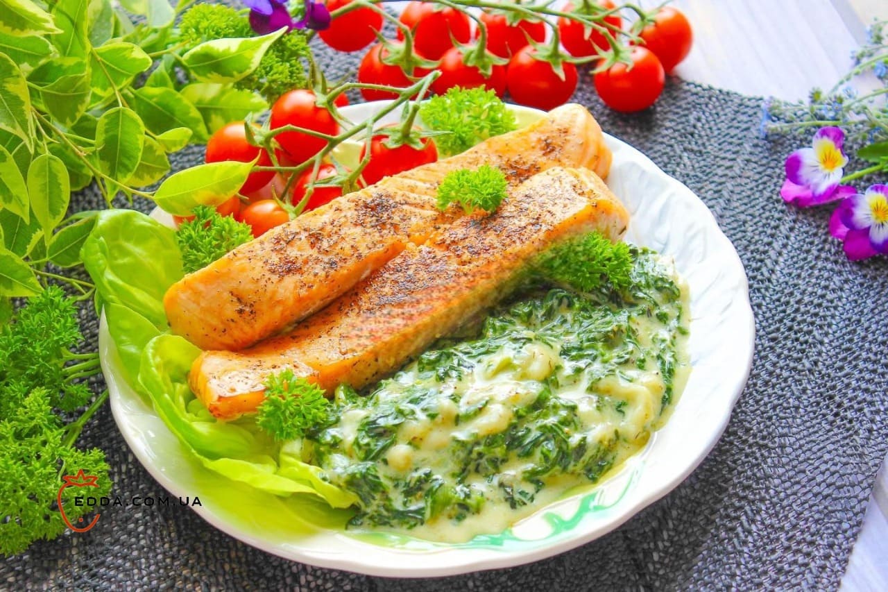 Шпинат на сковороді з вершками