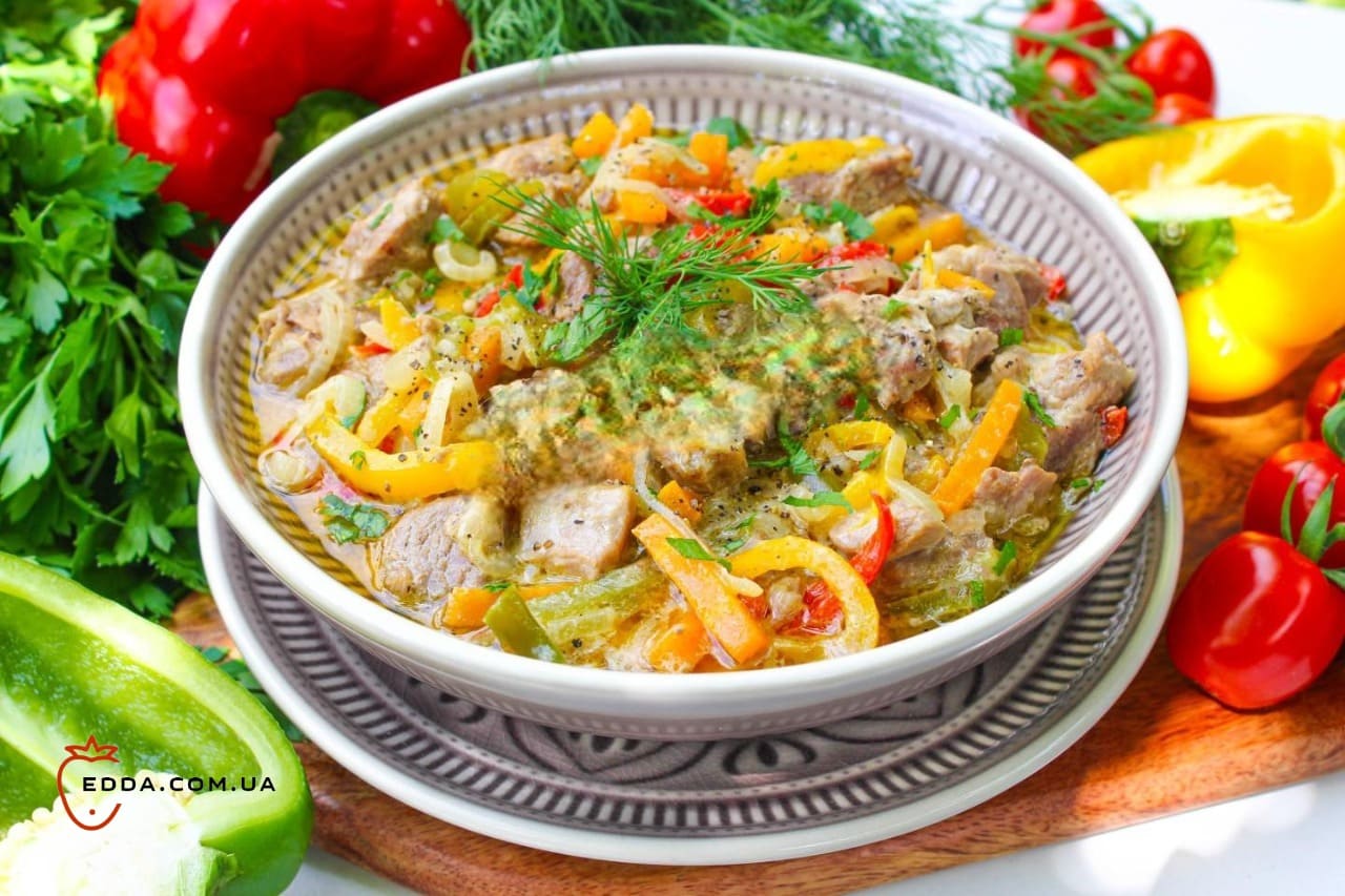 Тушкована індичка на сковороді