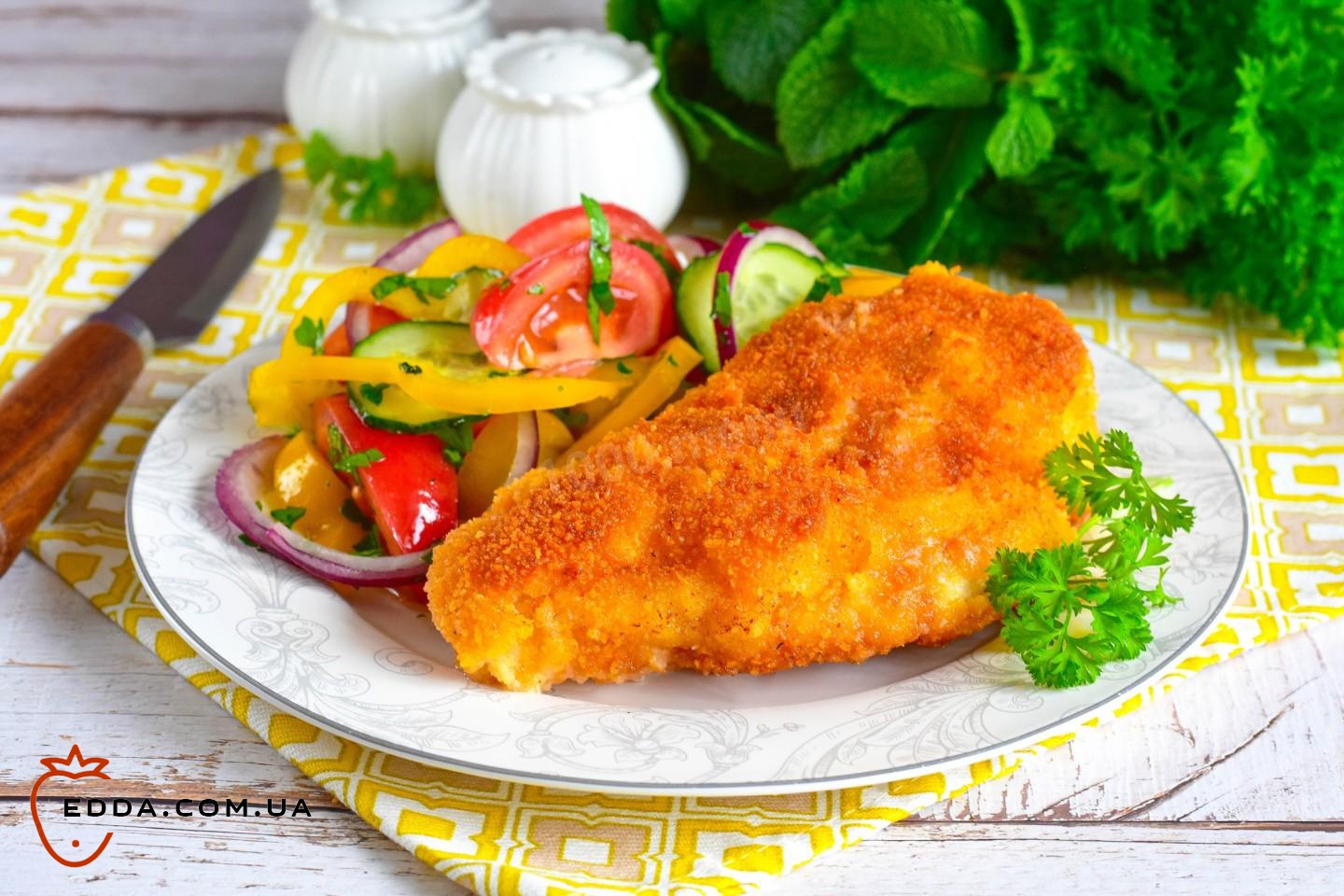 Куряча грудка з сиром на сковороді