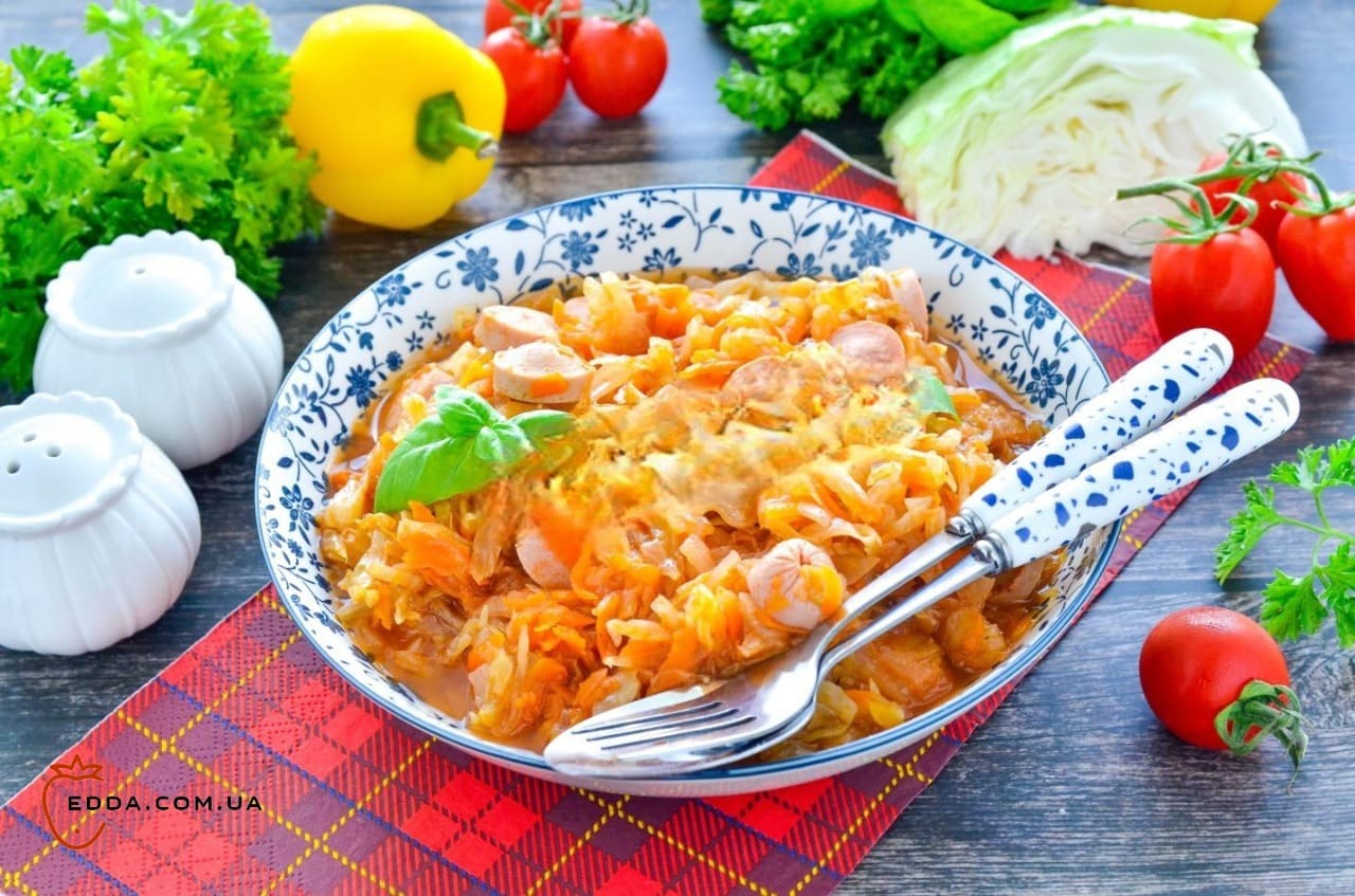 Тушкована капуста із сосисками в мультиварці