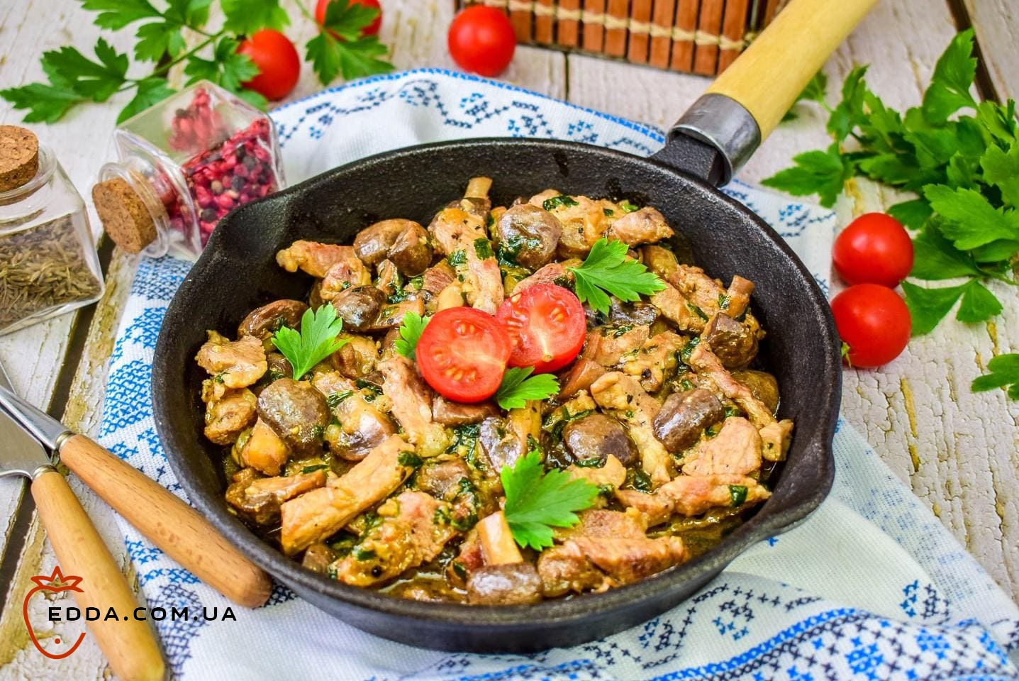 Смажене м'ясо з грибами на сковороді