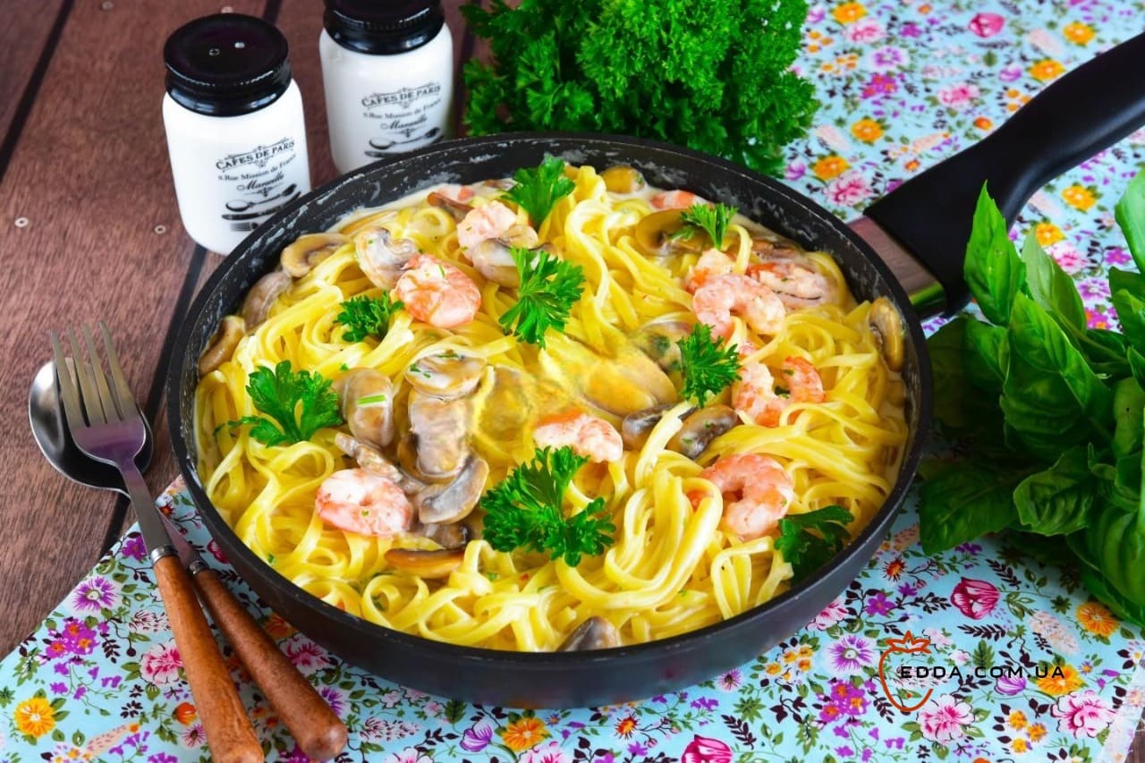 Паста з креветками та грибами у вершковому соусі