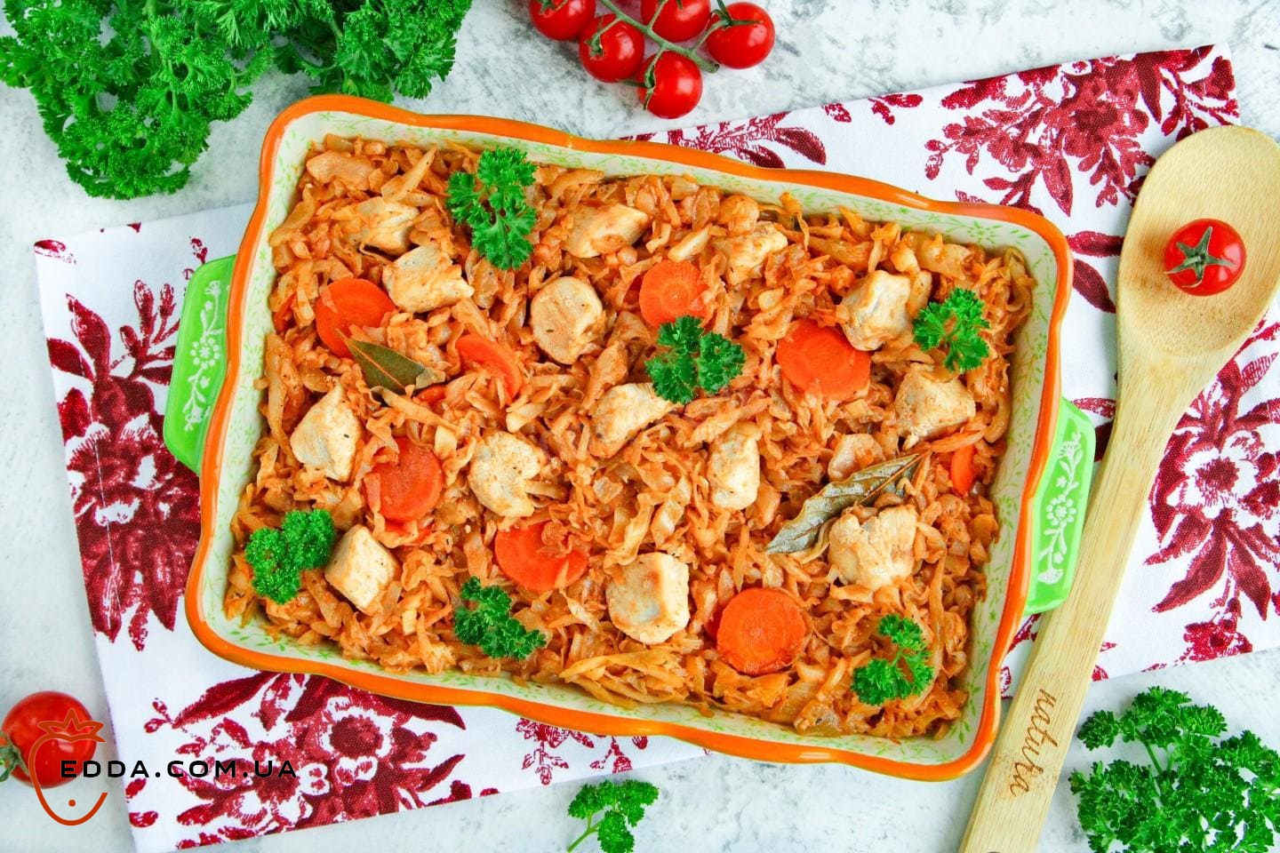 Капуста з індичкою в духовці