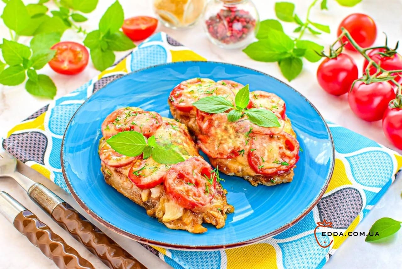 М'ясо з помідорами та сиром на сковороді