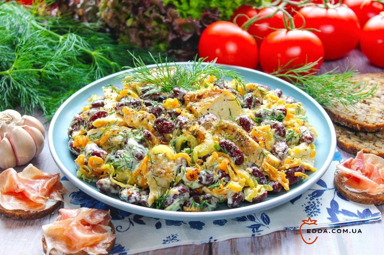 Салат з квасолею куркою та морквою