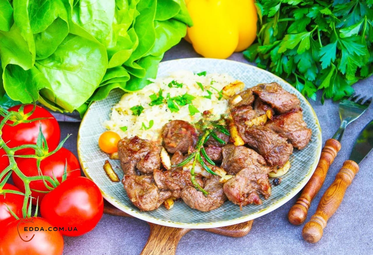 М'ясо дикого кабана на сковороді