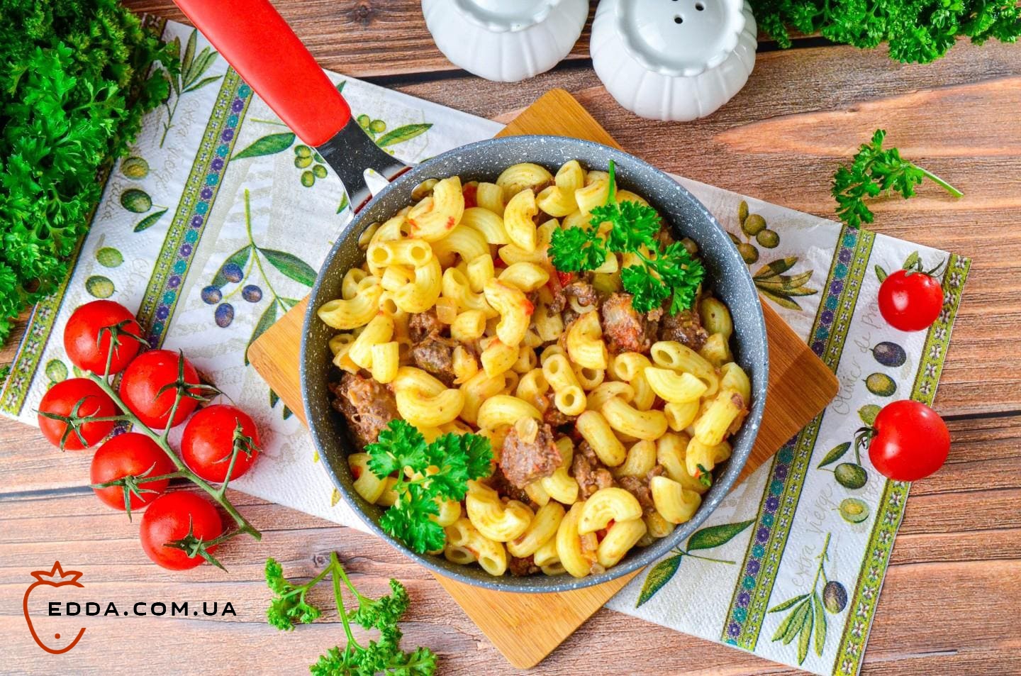 Макарони Ріжки з тушонкою на сковороді