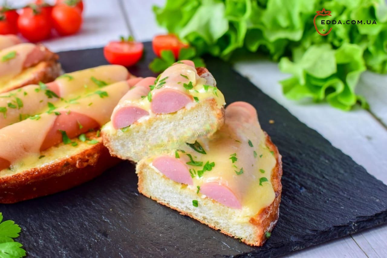 Гарячі бутерброди з сосискою та сиром