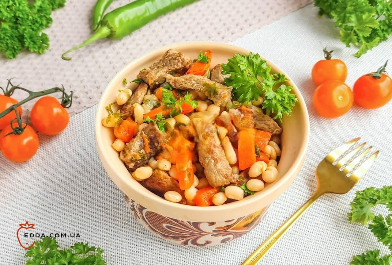 Яловичина з квасолею тушкована
