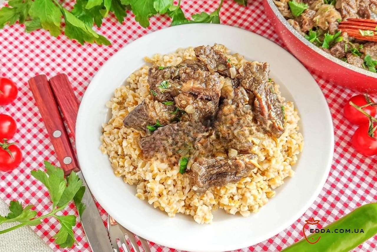 Яловичина з цибулею на сковороді