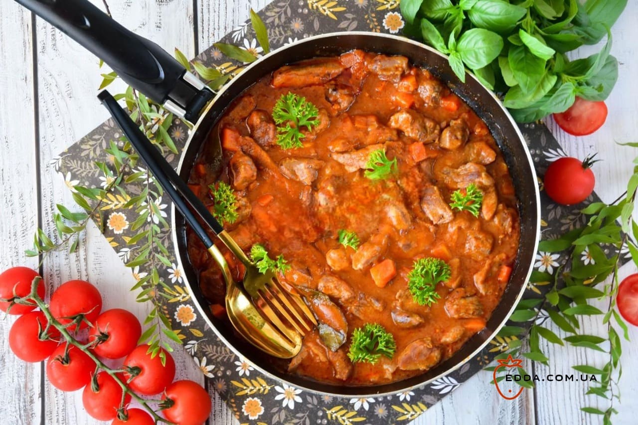 Яловичина тушкована з підливою на сковороді