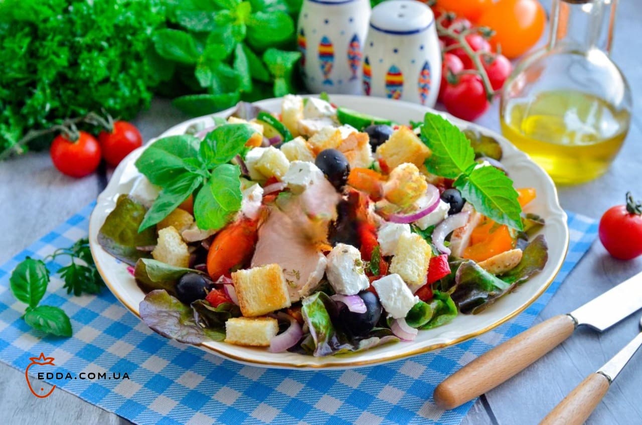 Грецький салат з сухариками та куркою