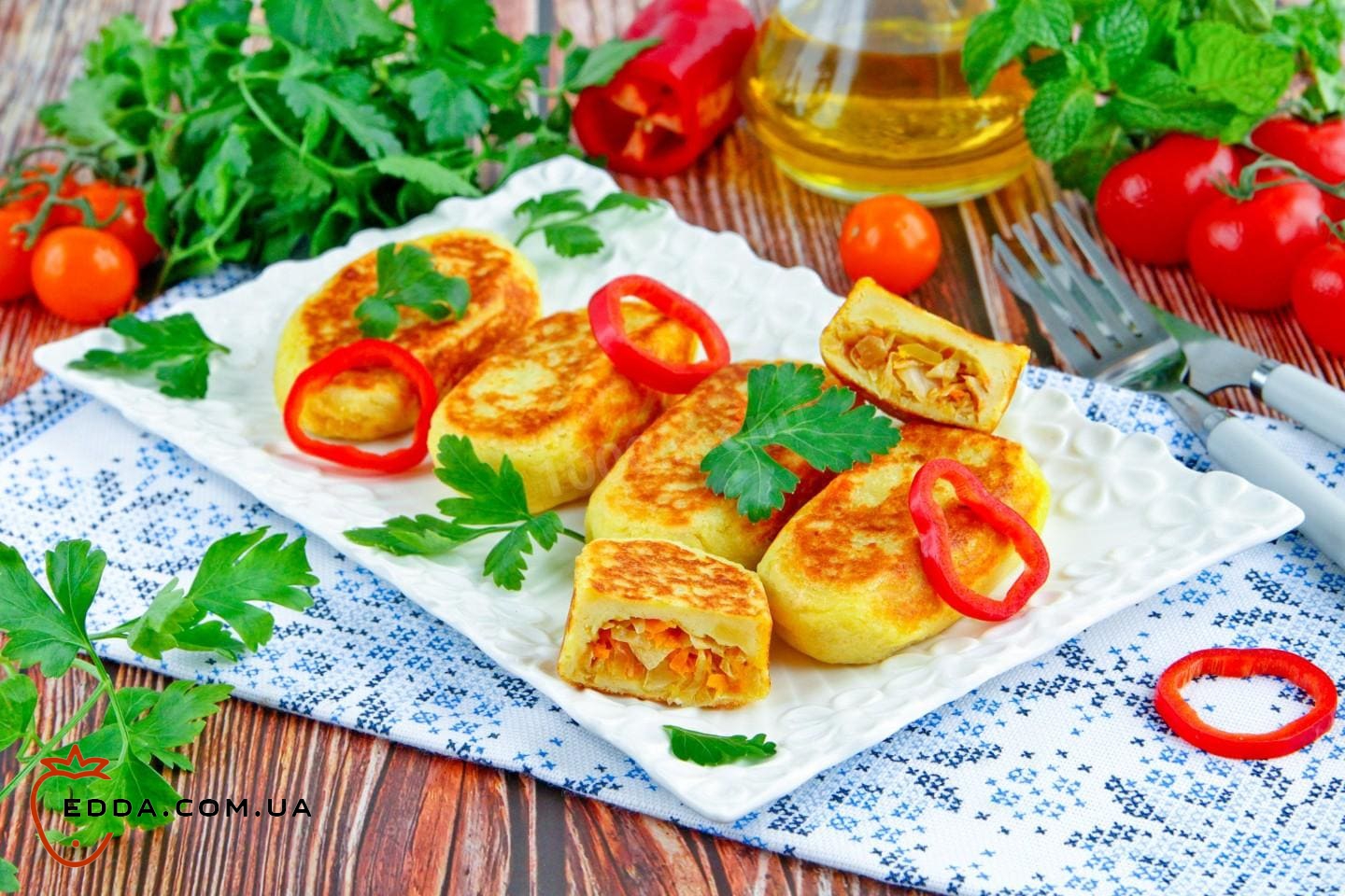 Пиріжки картопляні з капустою на сковороді