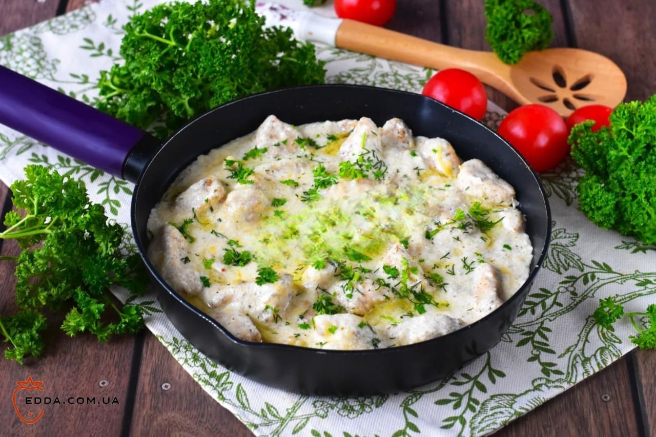 Індичка у вершковому соусі на сковороді