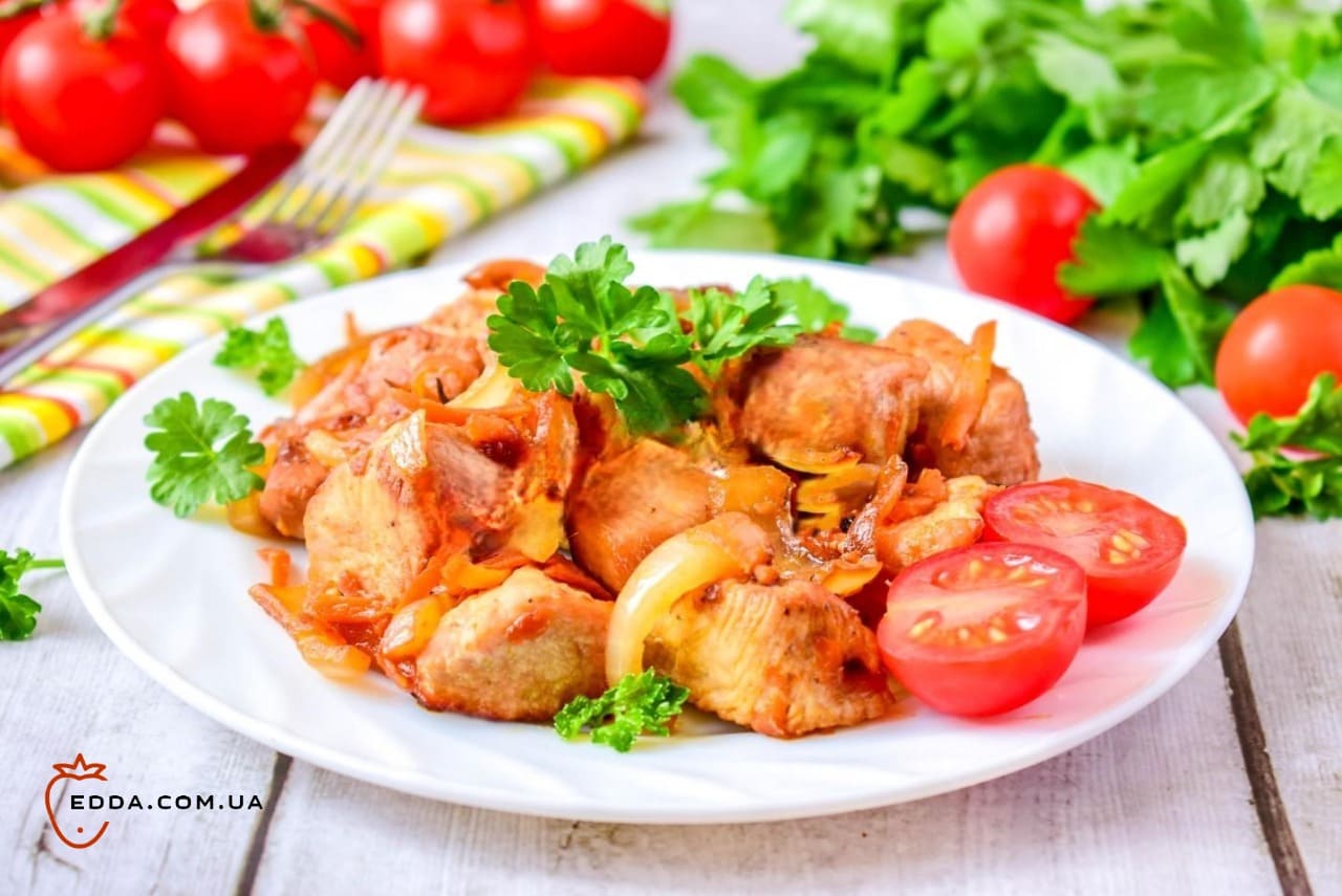 Індичка з цибулею та морквою на сковороді