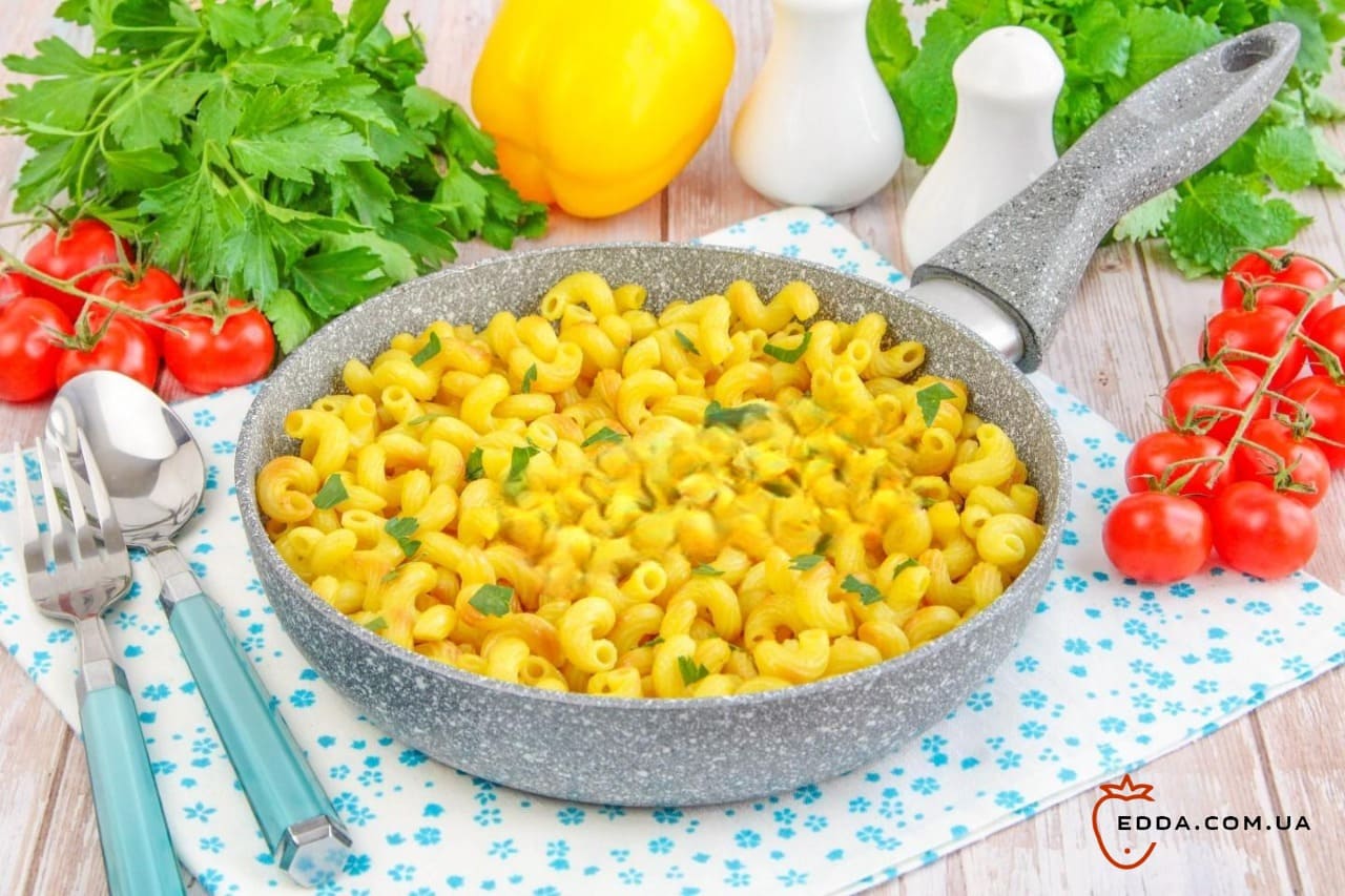 Смажені макарони на сковороді