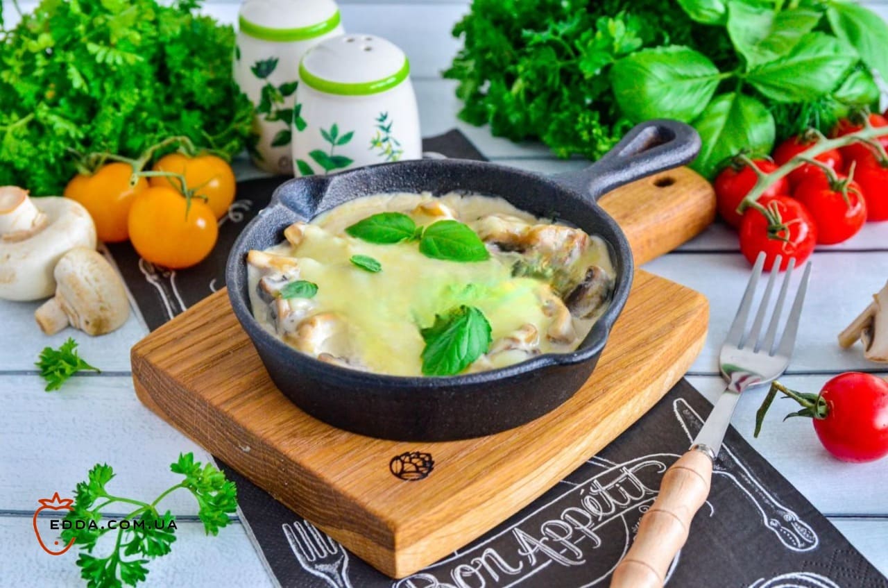 Жульєн з грибами на сковороді зі сметаною