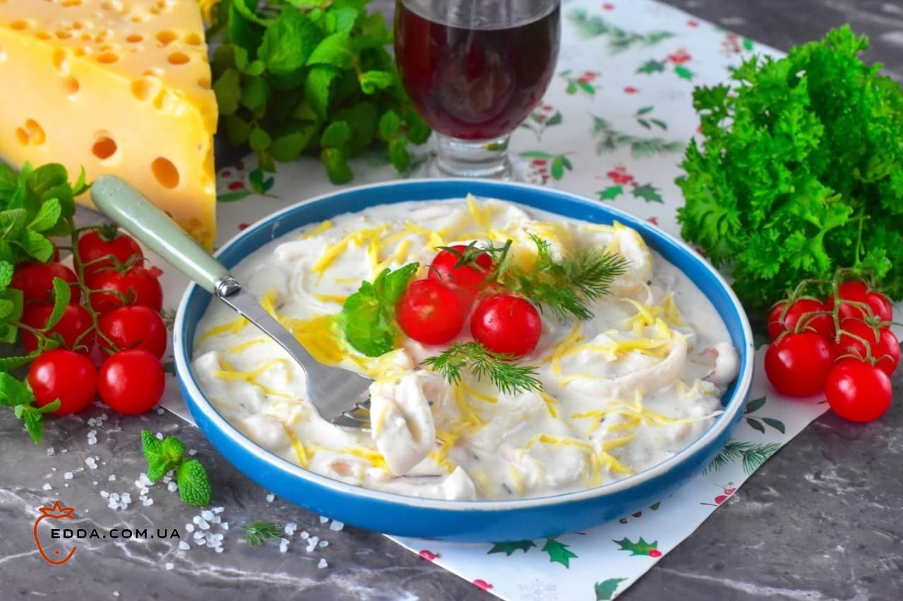Кальмари в сметанному соусі на сковороді