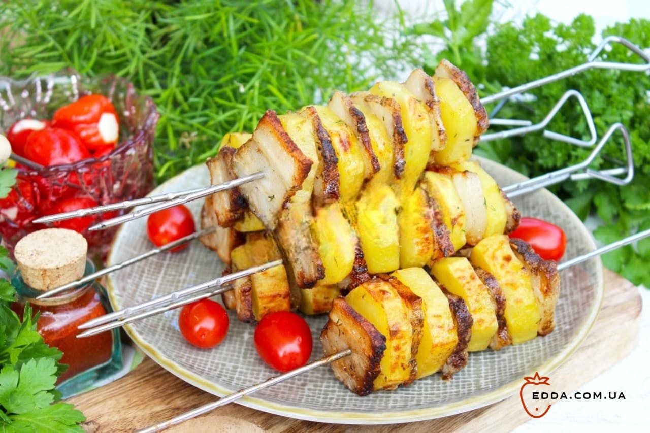 Картопля на мангалі у фользі з салом