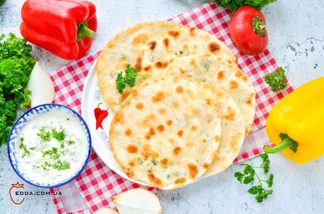 Коржі з цибулею на сковороді