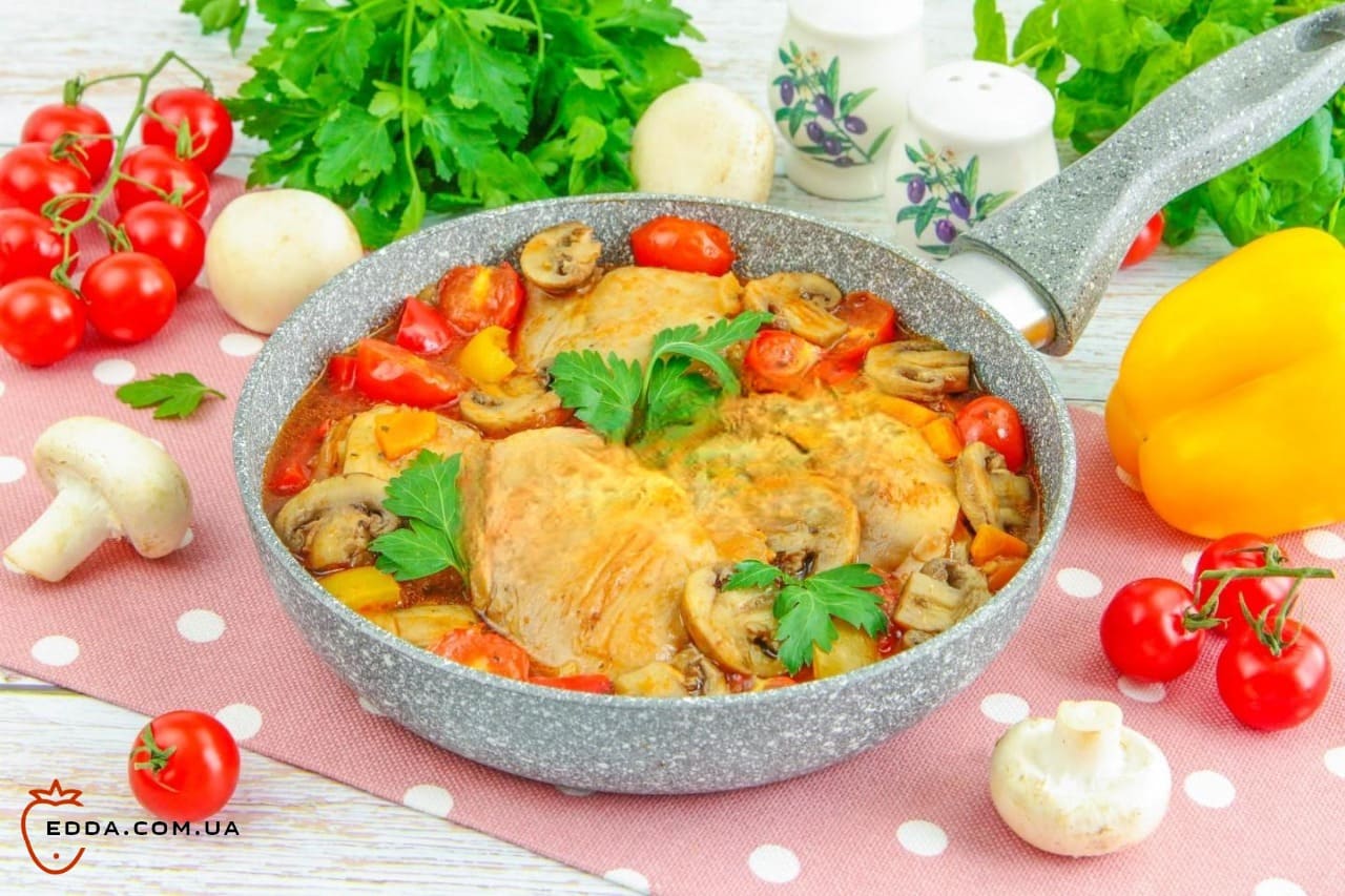Курка з грибами та помідорами