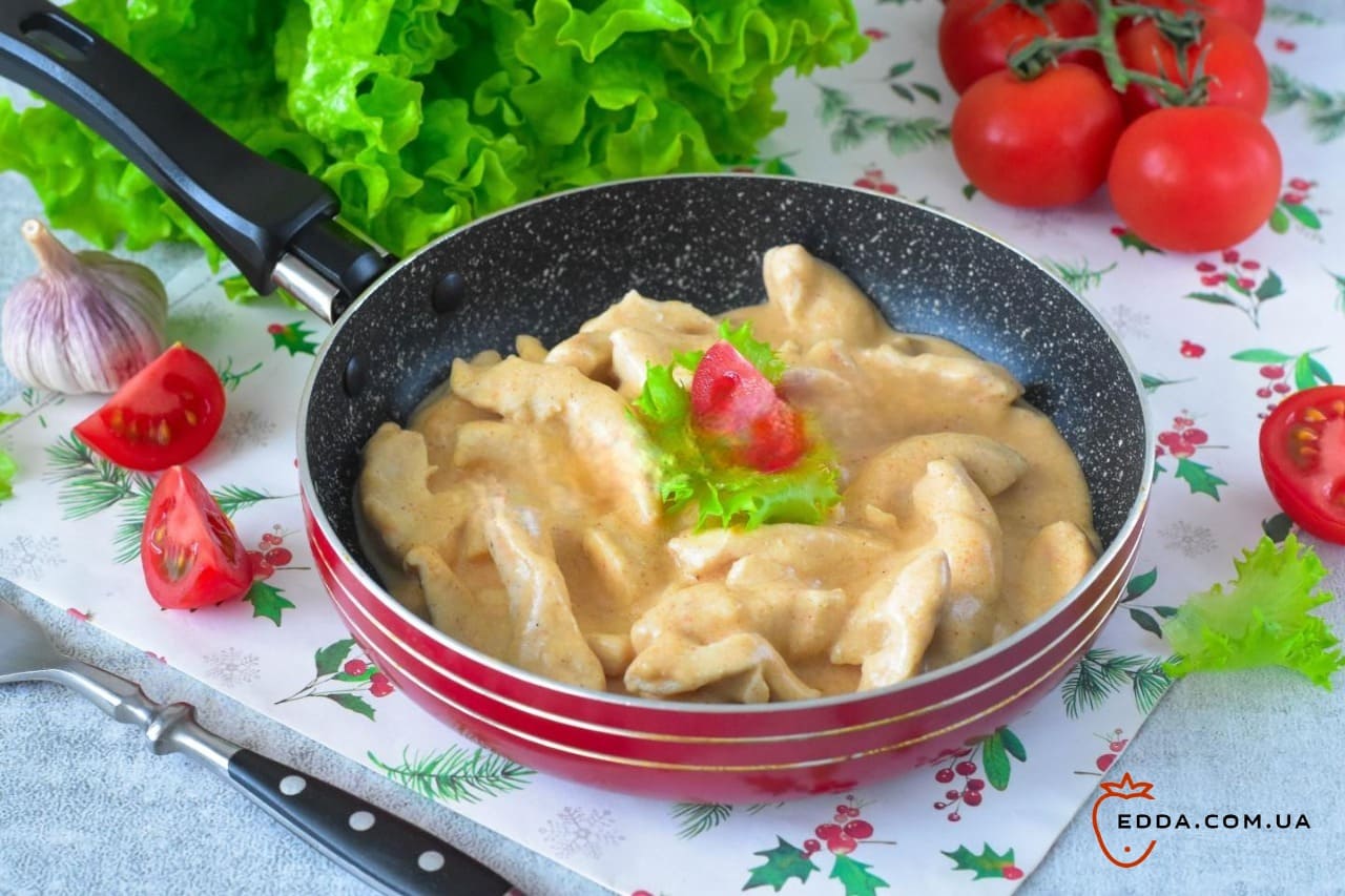 Курка в сметані з часником на сковороді