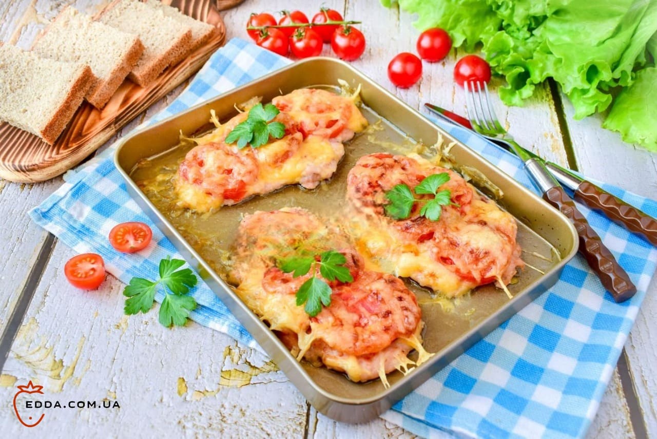 Курка з сиром і помідорами в духовці